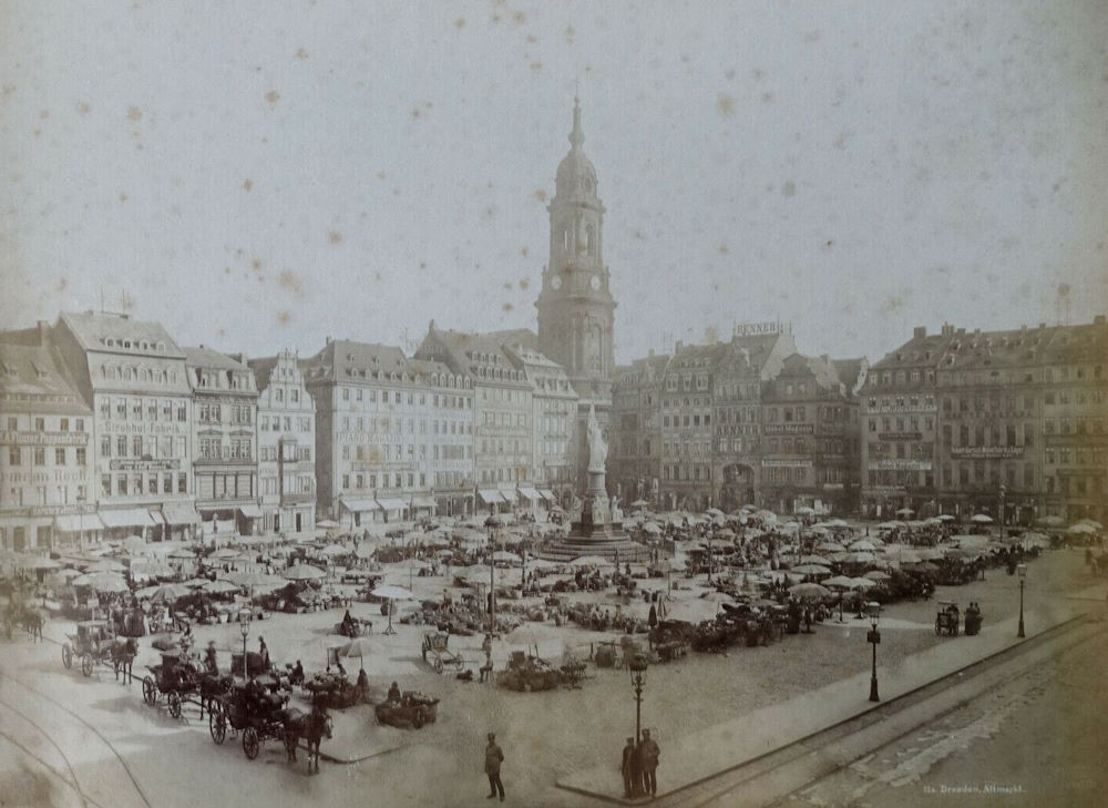 Altmarkt - Südostseite quer mit Markt
