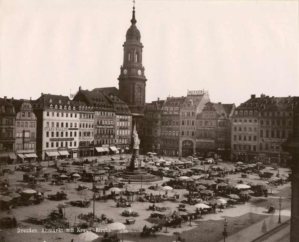Altmarkt - Südostseite quer mit Markt