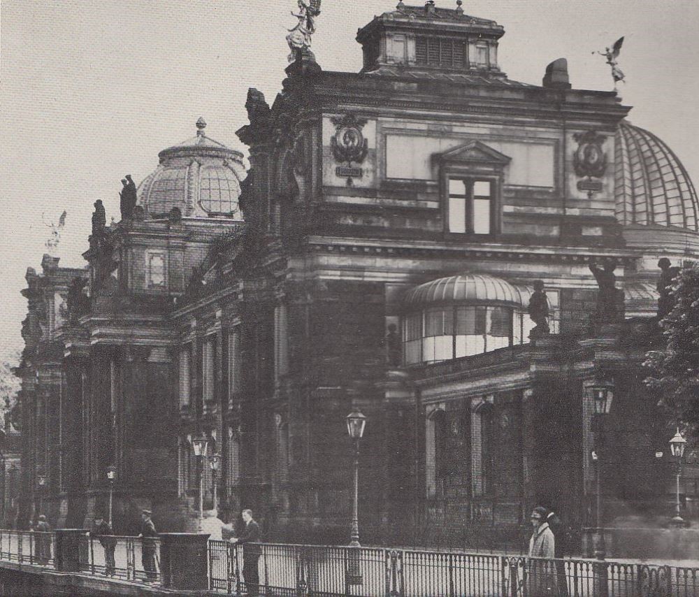 Brühlsche Terrasse 1