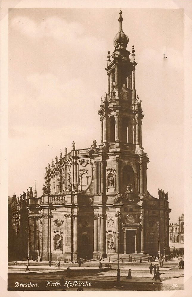 Schloßplatz / Theaterplatz