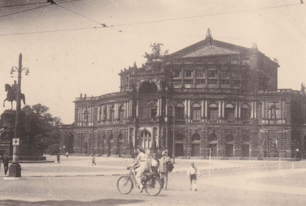 Theaterplatz 2