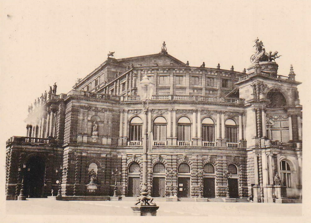Theaterplatz 2