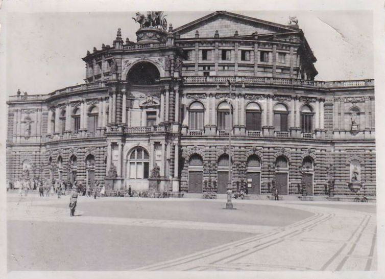 Theaterplatz 2
