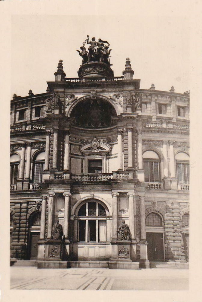 Theaterplatz 2