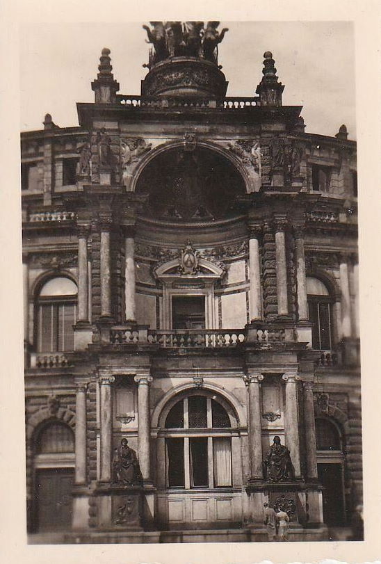 Theaterplatz 2