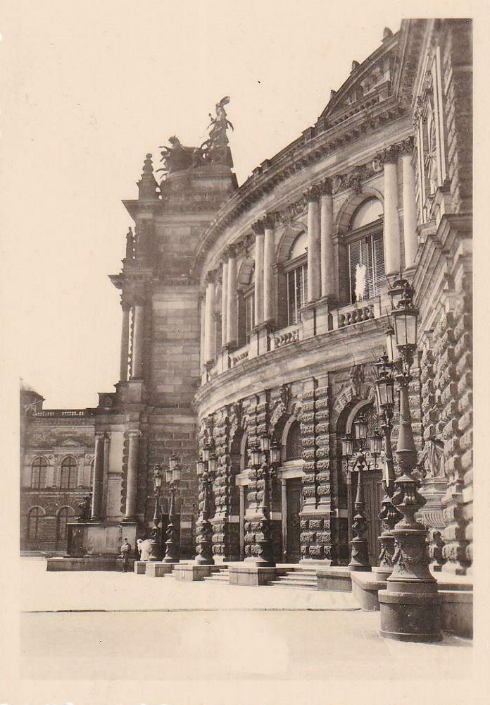 Theaterplatz 2