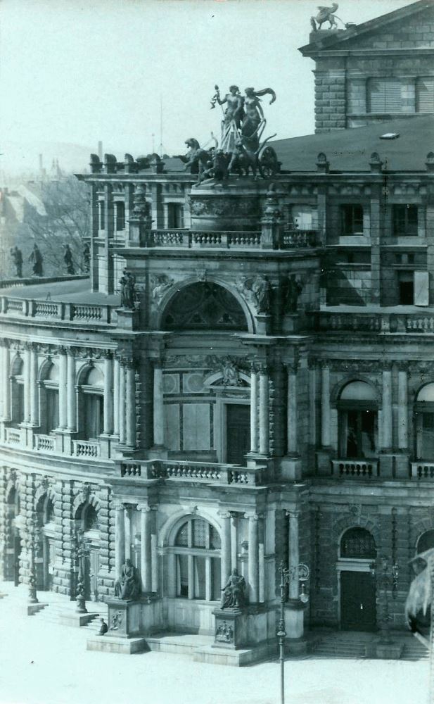 Theaterplatz 2