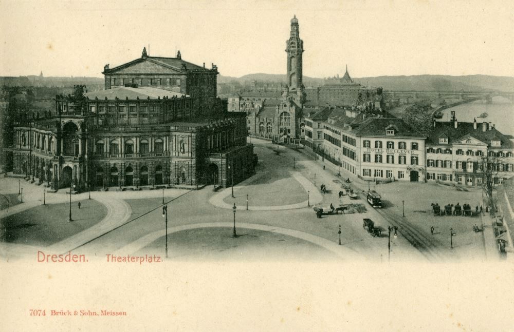 Theaterplatz - vom Dach der Hofkirche