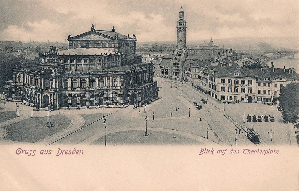 Theaterplatz - vom Dach der Hofkirche