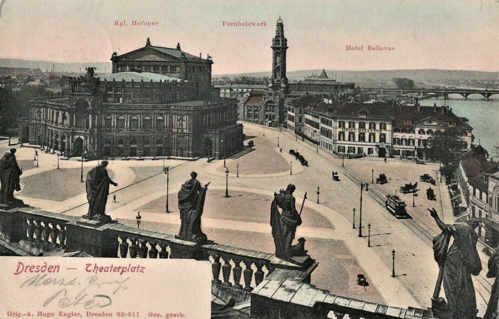 Theaterplatz - vom Dach der Hofkirche