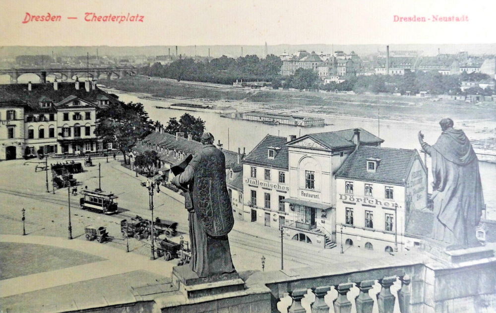 Theaterplatz - vom Dach der Hofkirche