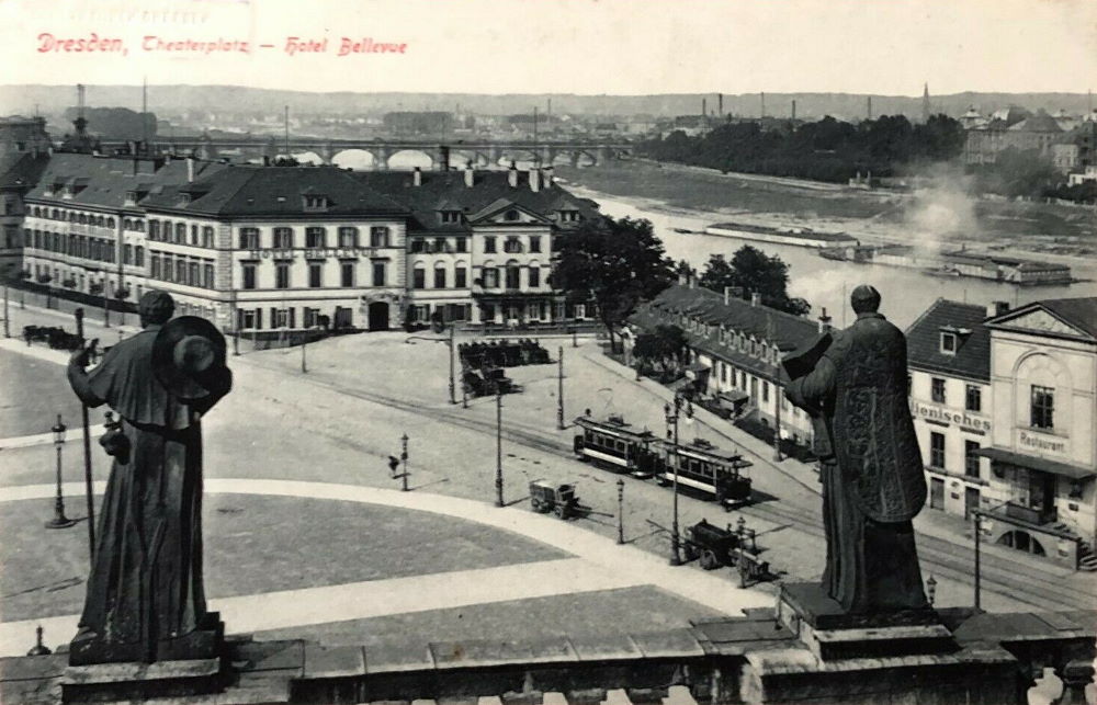Theaterplatz - vom Dach der Hofkirche