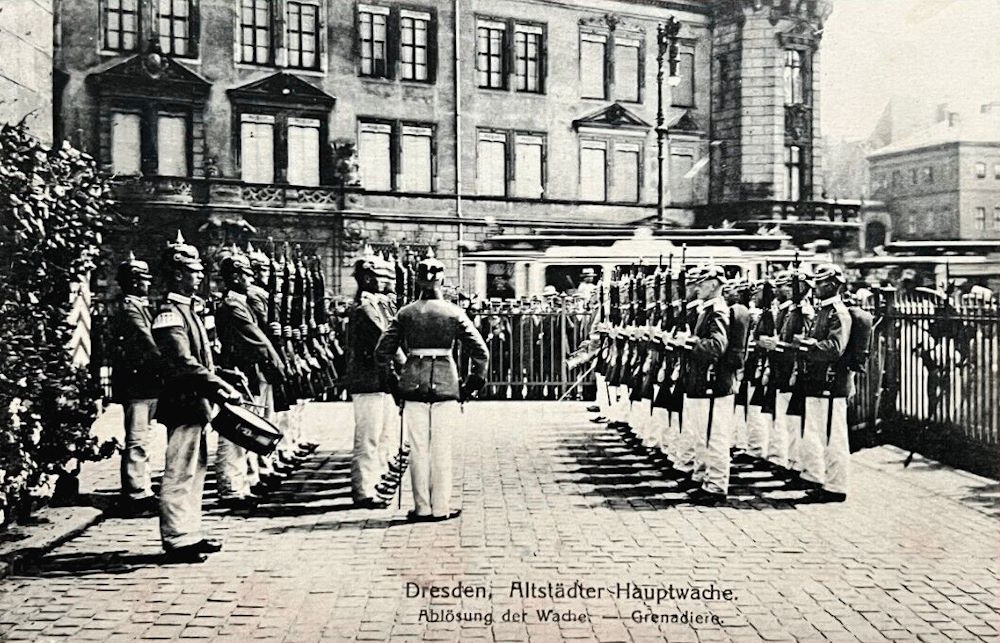 Theaterplatz - Wachablösung