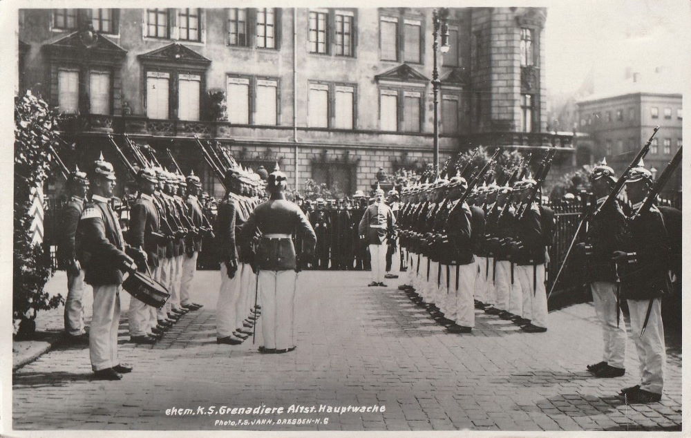 Theaterplatz - Wachablösung