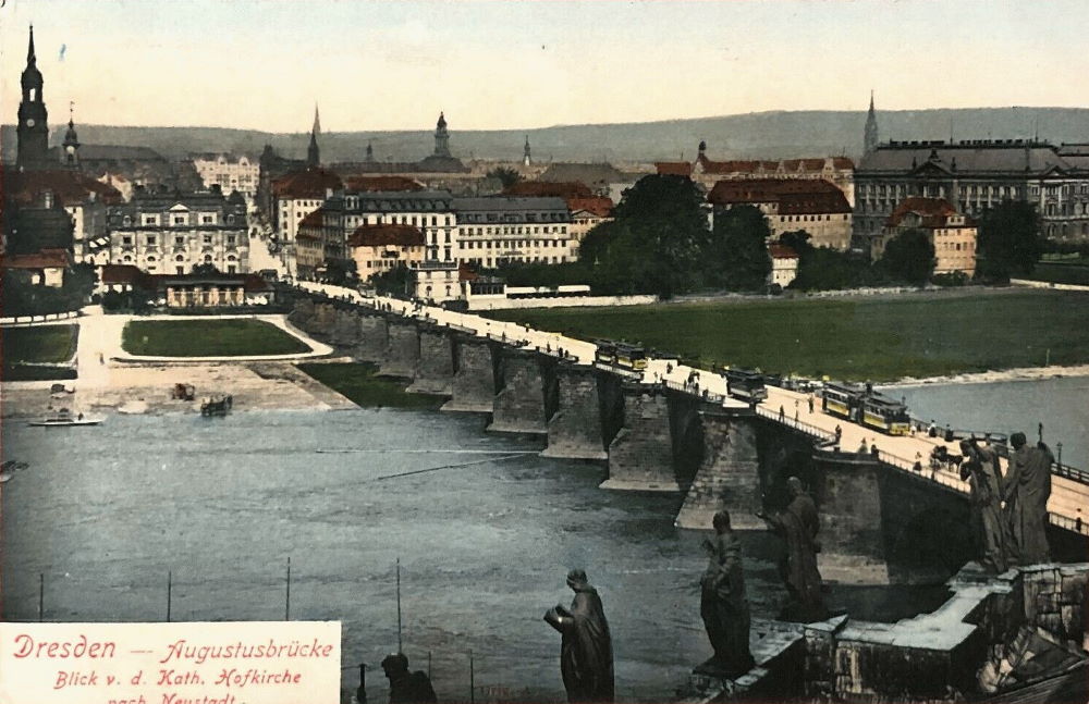 Theaterplatz - vom Dach der Hofkirche
