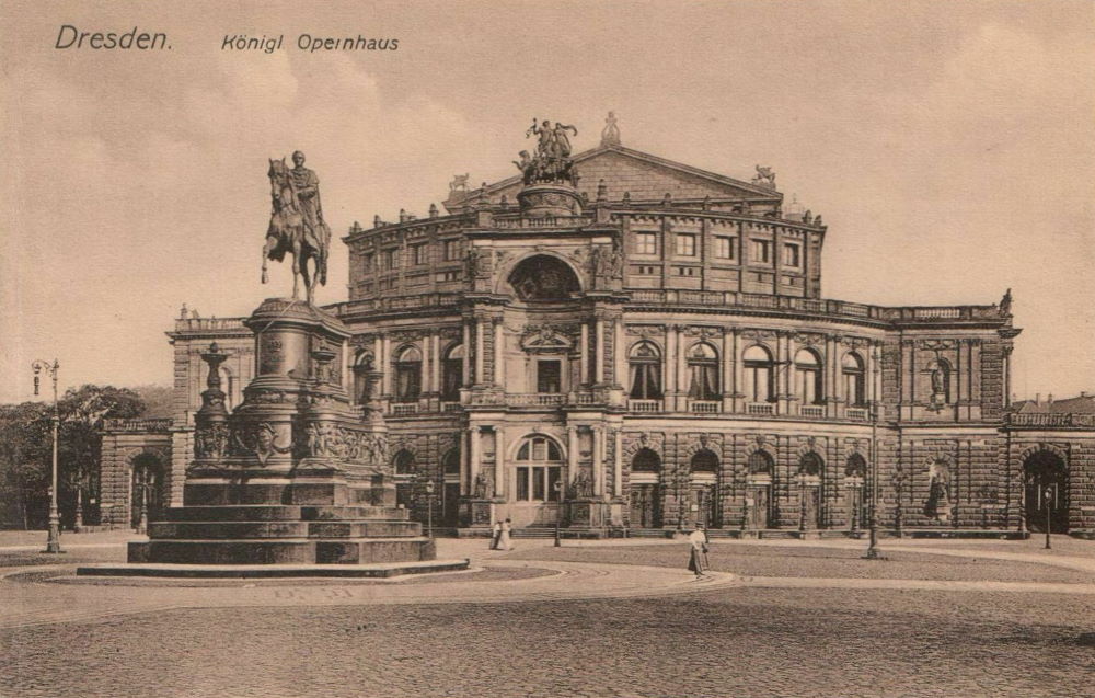 Theaterplatz 2 - Denkmal rechts