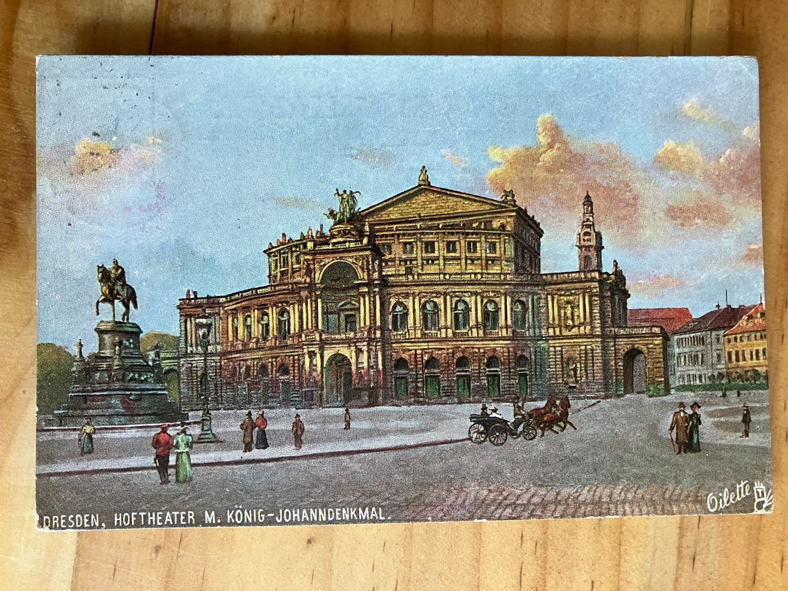 Theaterplatz 2 - Denkmal links