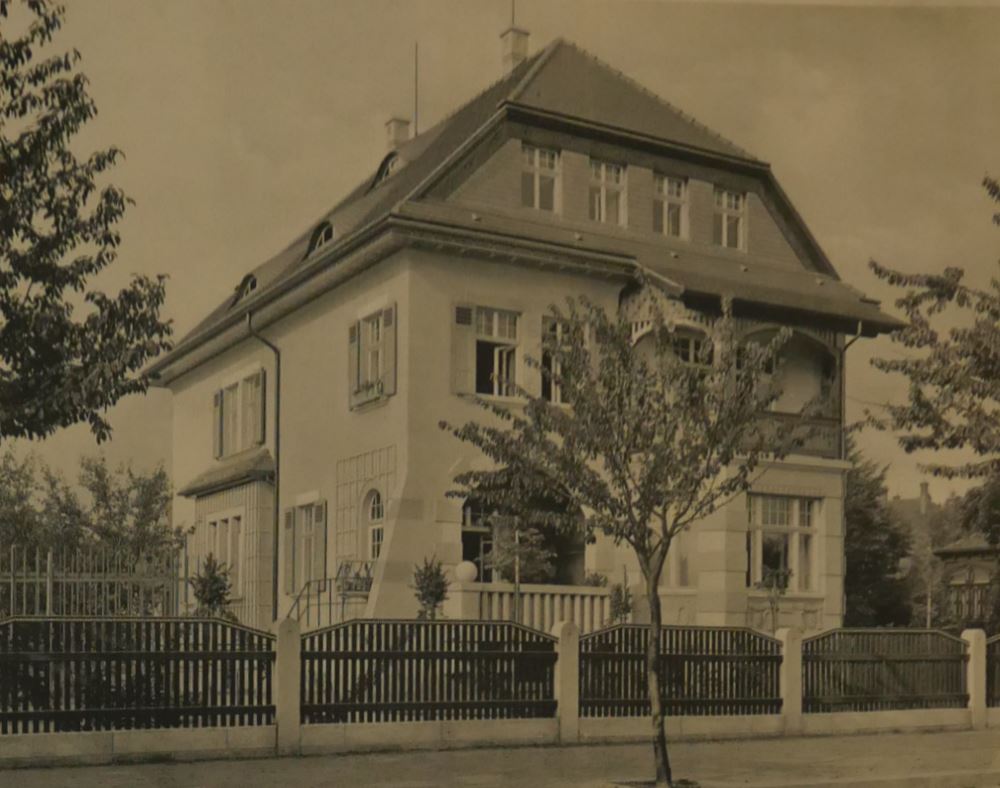 Käthe-Kollwitz-Ufer 90 (Hochuferstraße 19)