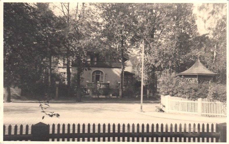 Regerstraße 10 (Johannstraße 31) / Barteldesplatz