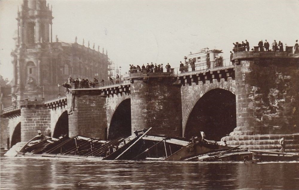 1906 Elbkahn Alwine rammt die Elbbrücke