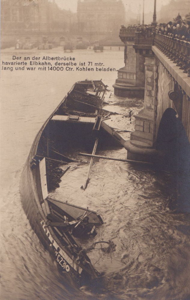 1914 An der Albertbrücke havarierter Elbkahn