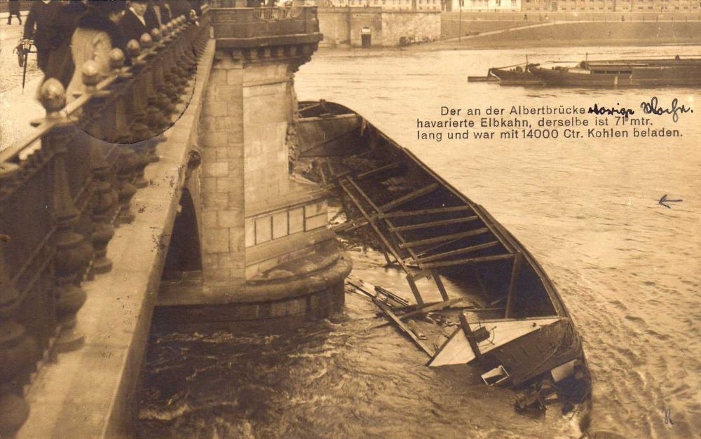 1914 An der Albertbrücke havarierter Elbkahn