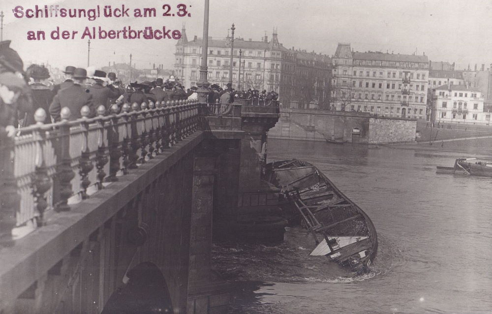 1914 An der Albertbrücke havarierter Elbkahn