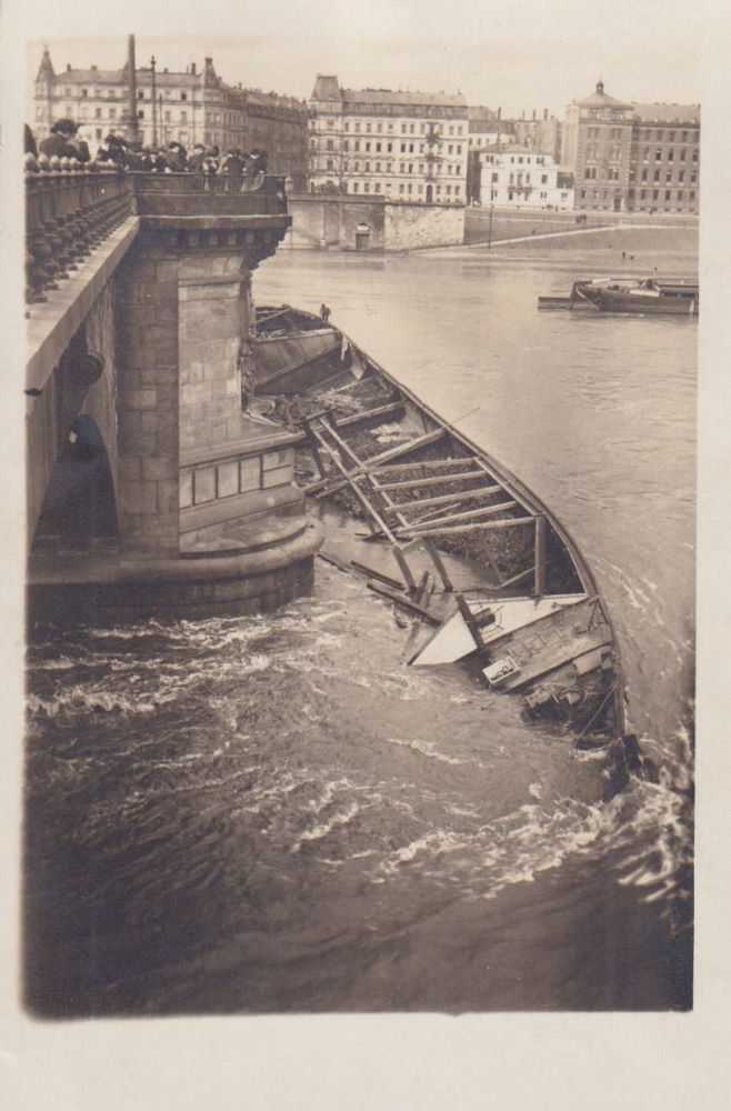 1914 An der Albertbrücke havarierter Elbkahn