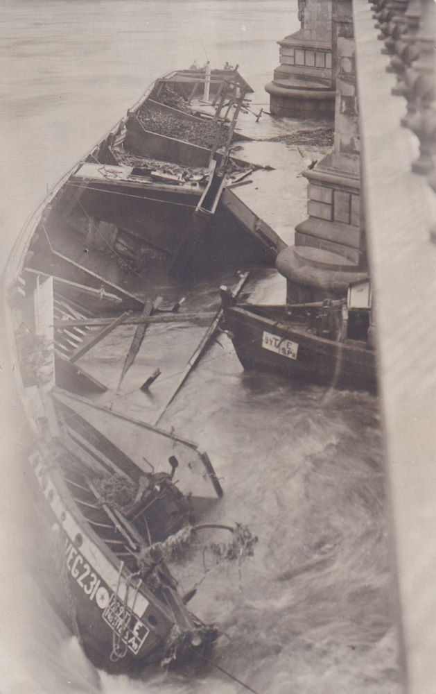1914 An der Albertbrücke havarierter Elbkahn