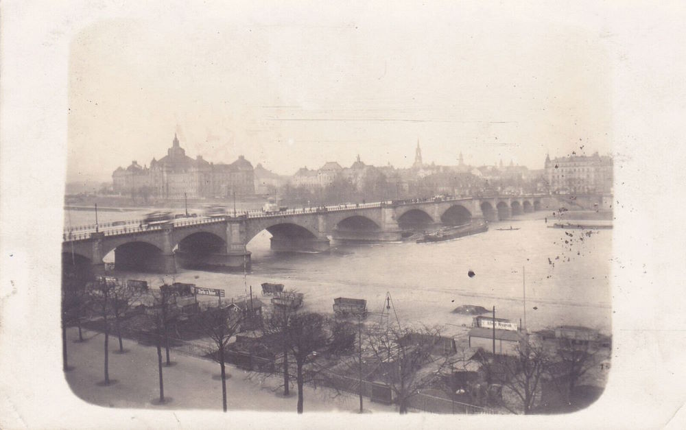 1914 An der Albertbrücke havarierter Elbkahn