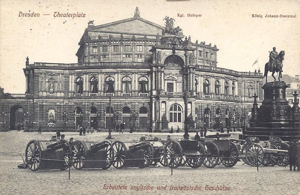 1915 eroberte Geschütze auf dem Theaterplatz