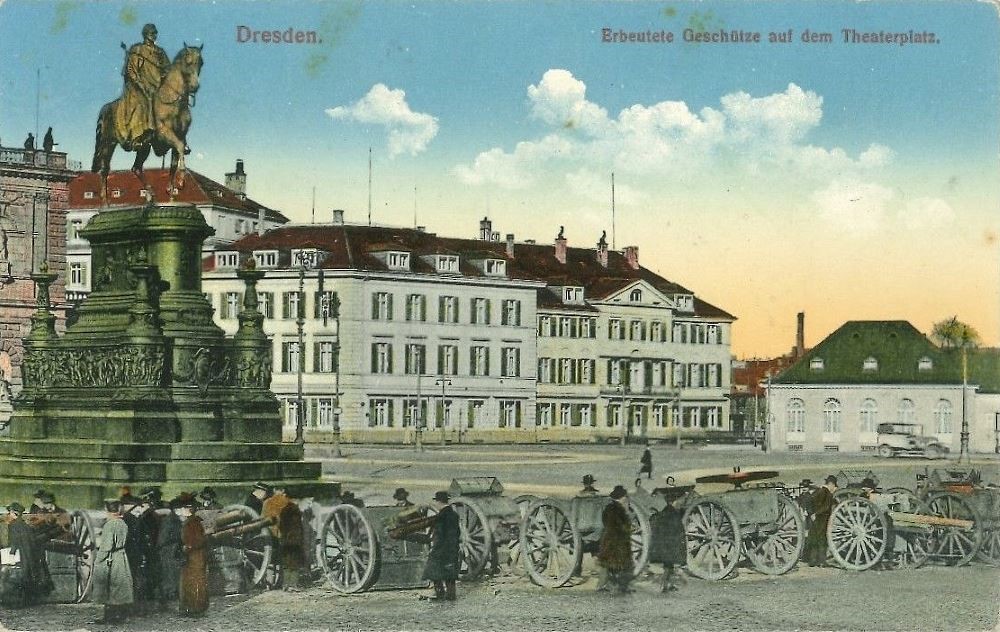 1915 eroberte Geschütze auf dem Theaterplatz