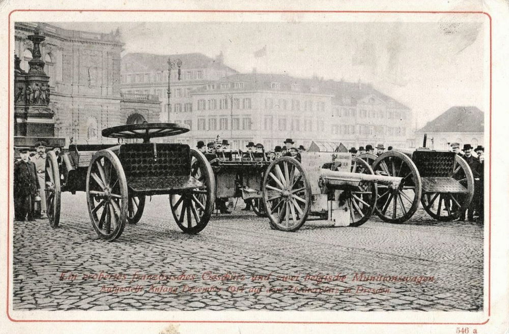 1915 eroberte Geschütze auf dem Theaterplatz