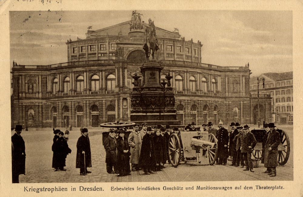 1915 eroberte Geschütze auf dem Theaterplatz