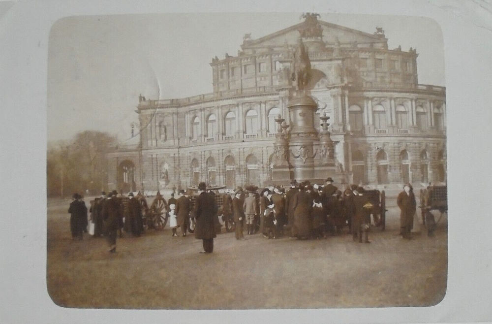 1915 eroberte Geschütze auf dem Theaterplatz