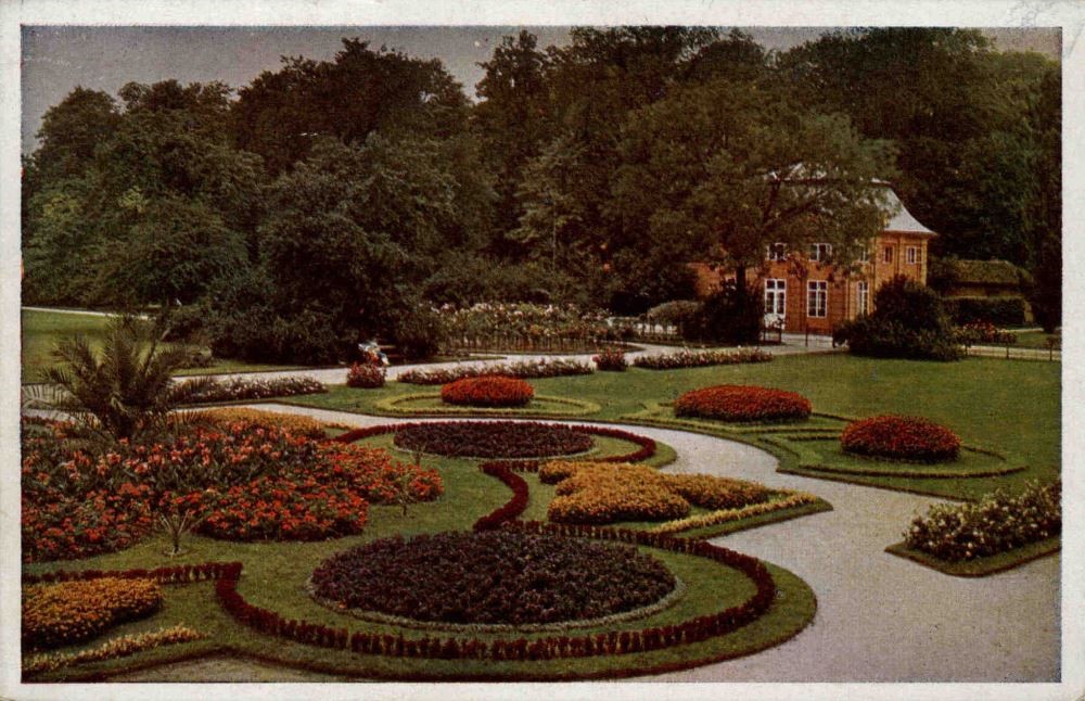 Hauptallee - Parterre mittig vom Palais