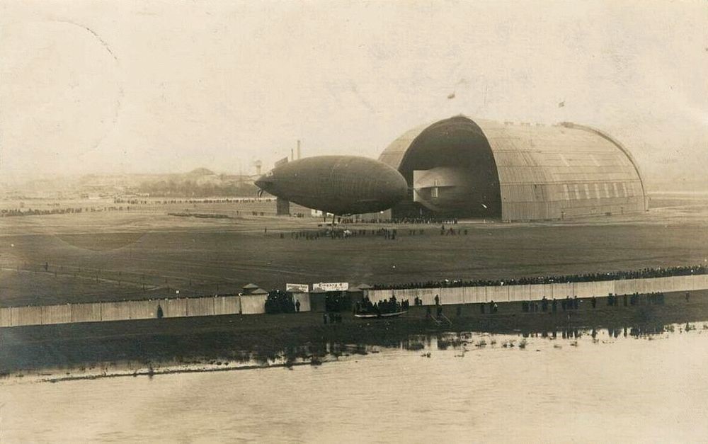 Städt. Land- u. Wasser-Flugplatz Dresden-Kaditz (Montagen sort)