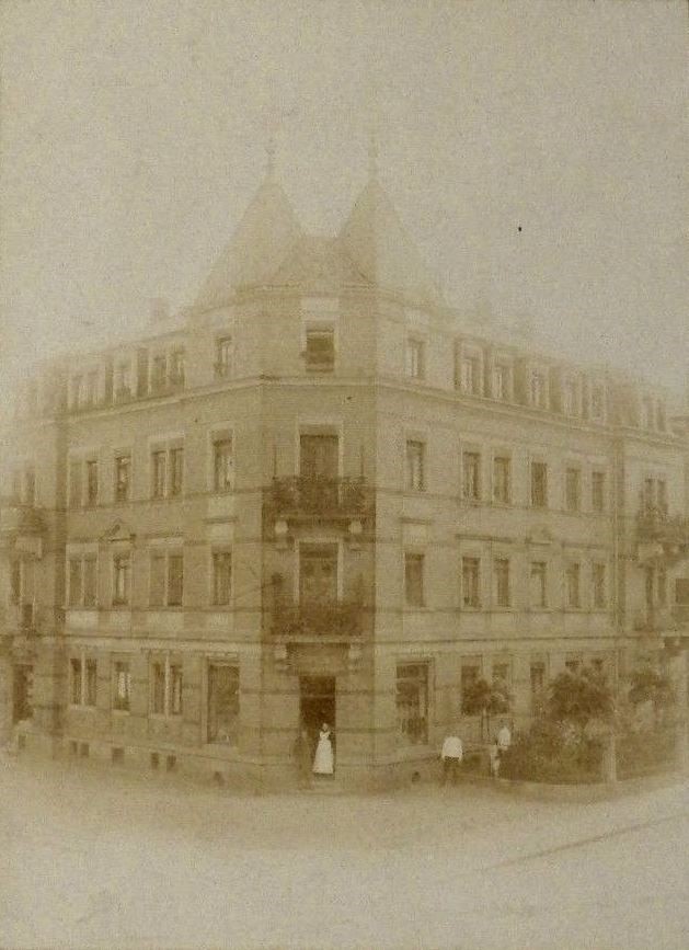 Rudolf-Renner-Straße 51 (Kronprinzenstraße 51) / Emil-Ueberall-Straße (Herbertstraße)