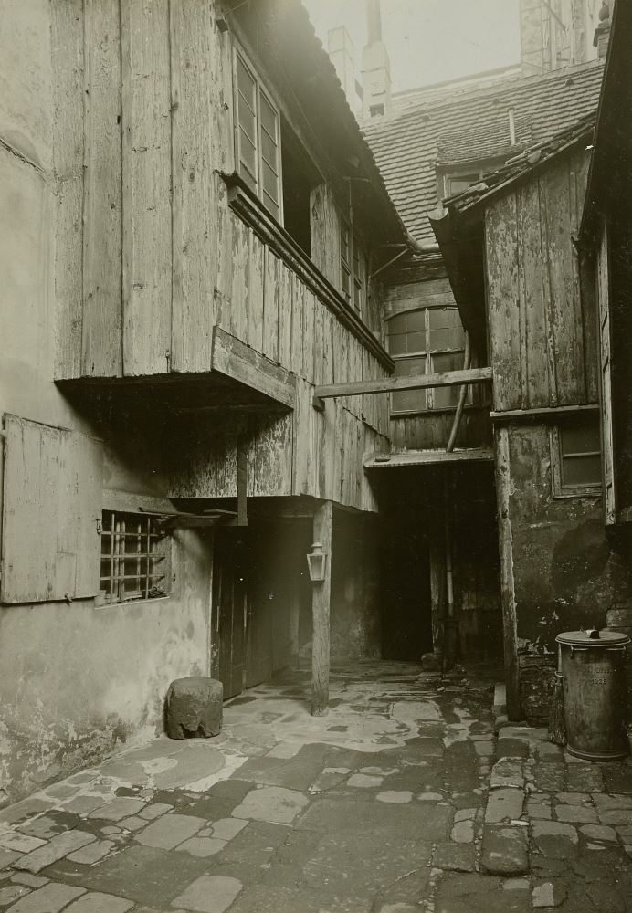 Klosterplatz 2