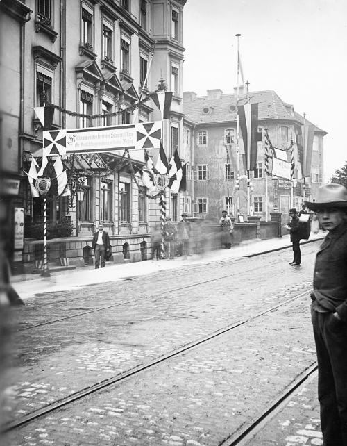 Neustädter Markt 12 (Am Markt 12) / An der Augustusbrücke 3