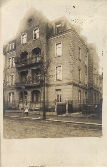 Agnes-Smedley-Straße 2 (Kielmannseggstraße 2)