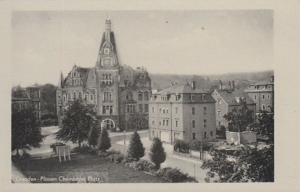 Coschützer Straße 2 (Coschützer Straße 1) / F.C.-Weiskopf-Platz (Chemnitzer Platz, Rathausplatz)