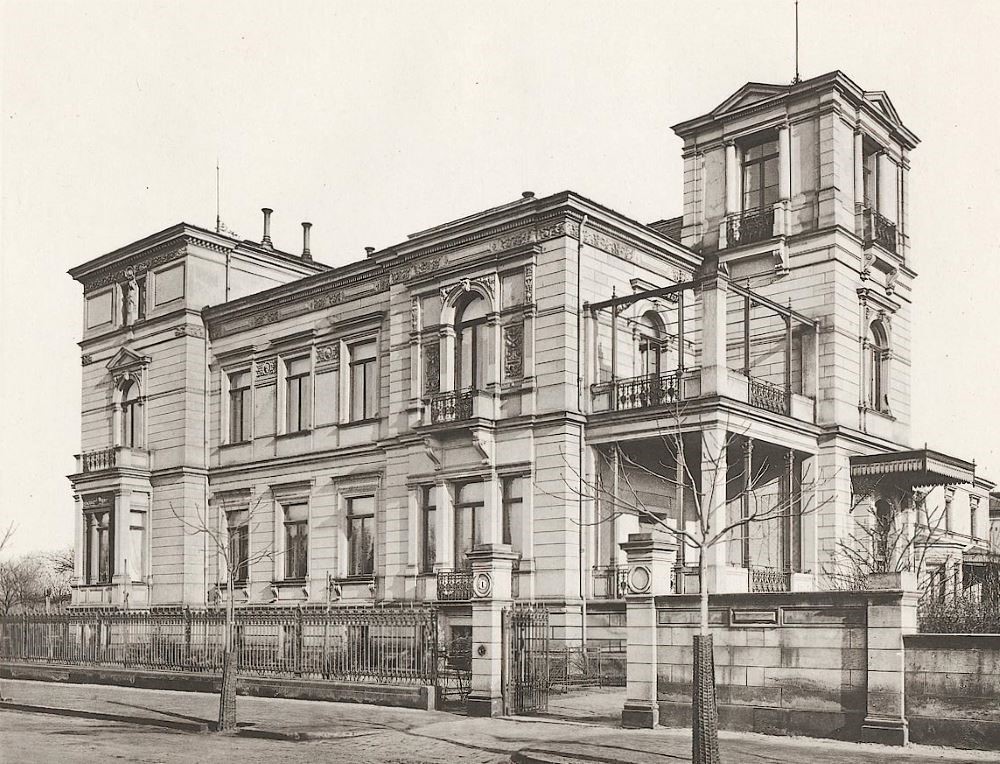 Gret-Palucca-Straße 1