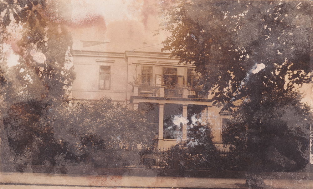 August-Bebel-Straße 6 (-1918 Residenzstraße 16)
