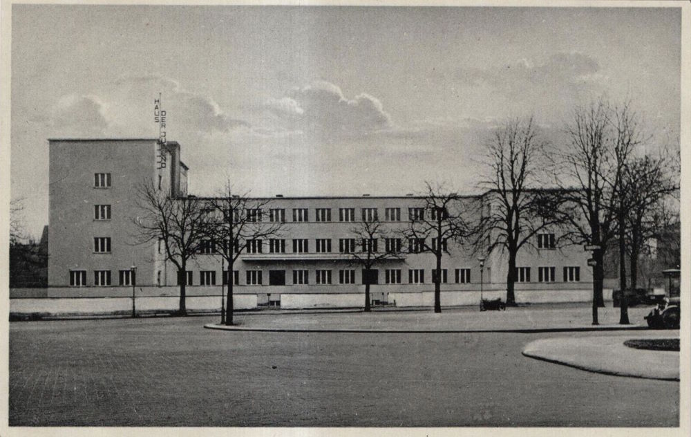 Strehlener Platz 1 (Horst-Wessel-Platz 1)