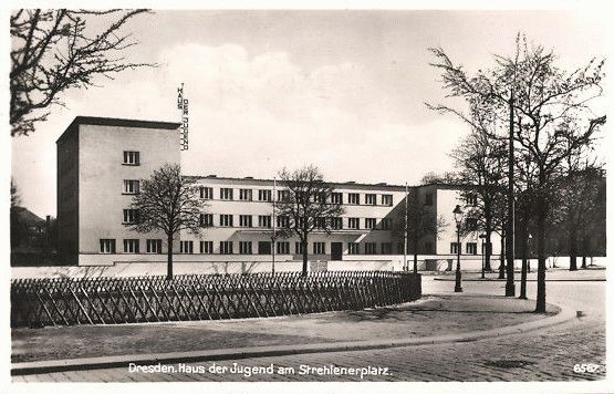 Strehlener Platz 1 (Horst-Wessel-Platz 1)