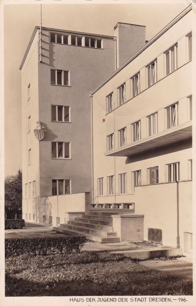 Strehlener Platz 1 (Horst-Wessel-Platz 1)