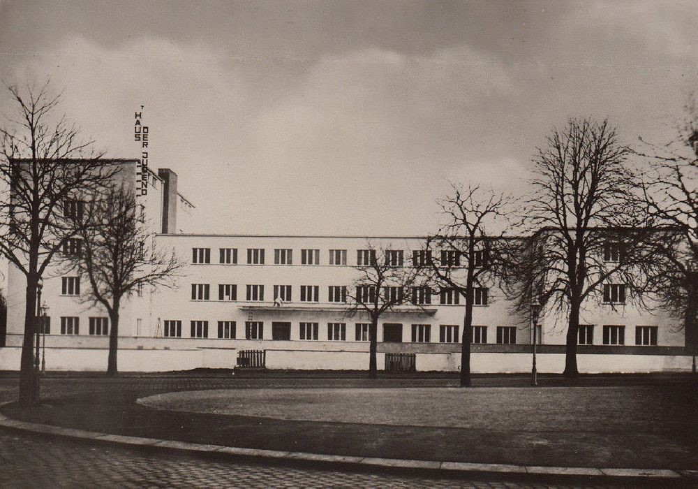 Strehlener Platz 1 (Horst-Wessel-Platz 1)