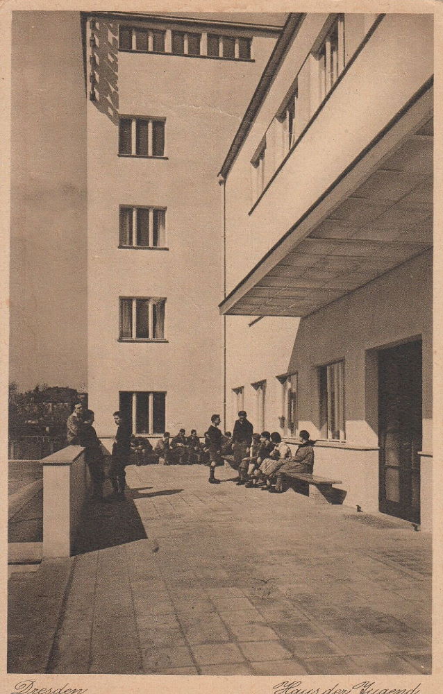 Strehlener Platz 1 (Horst-Wessel-Platz 1)