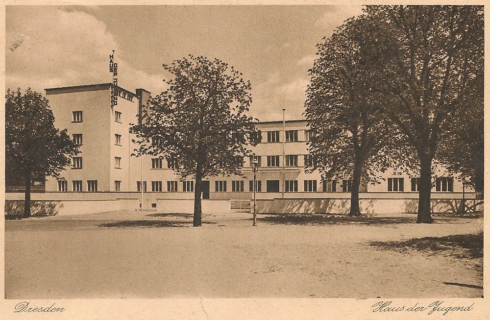 Strehlener Platz 1 (Horst-Wessel-Platz 1)